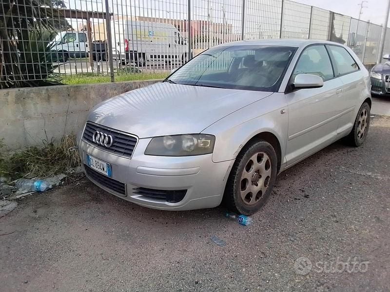 Grigio Usata 2004 Audi A3 Tre volumi | 800 € (Super prezzo) - Immagine 1/4