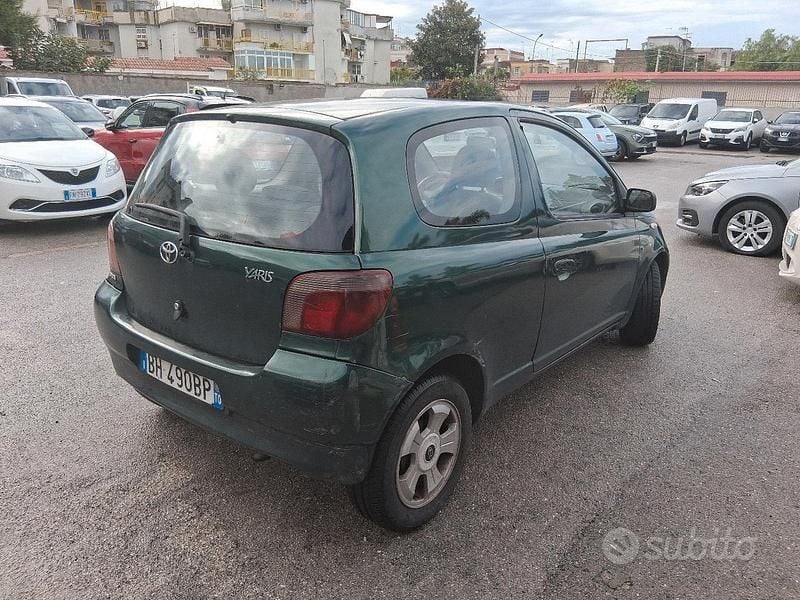 Usata Toyota Yaris 65 CV (47 kW) 2004 Verde Utilitaria