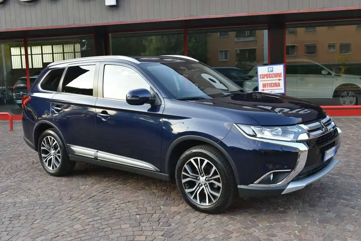 Usata Mitsubishi Outlander Instyle 150 CV (110 kW) 2018 Blu/azzurro SUV