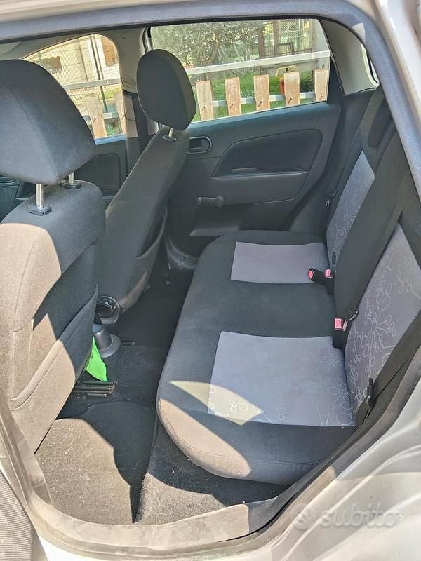Usata Ford Fiesta 75 CV (55 kW) 2007 Grigio Utilitaria