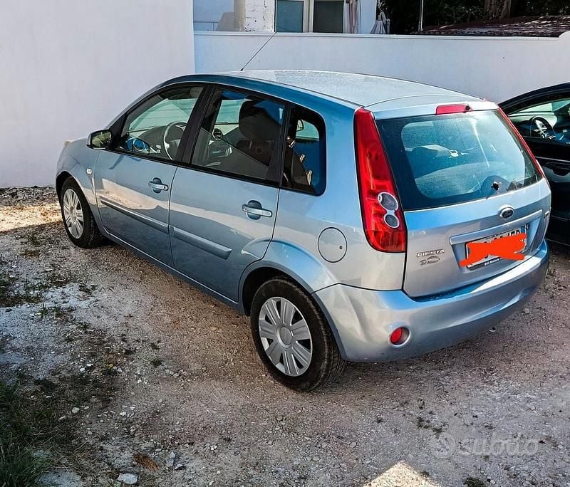 Usata Ford Fiesta Ghia 68 CV (50 kW) 2007 Grigio Utilitaria