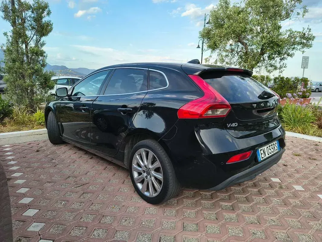 Usata Volvo V40 Summum 114 CV (83 kW) 2012 Nero Utilitaria
