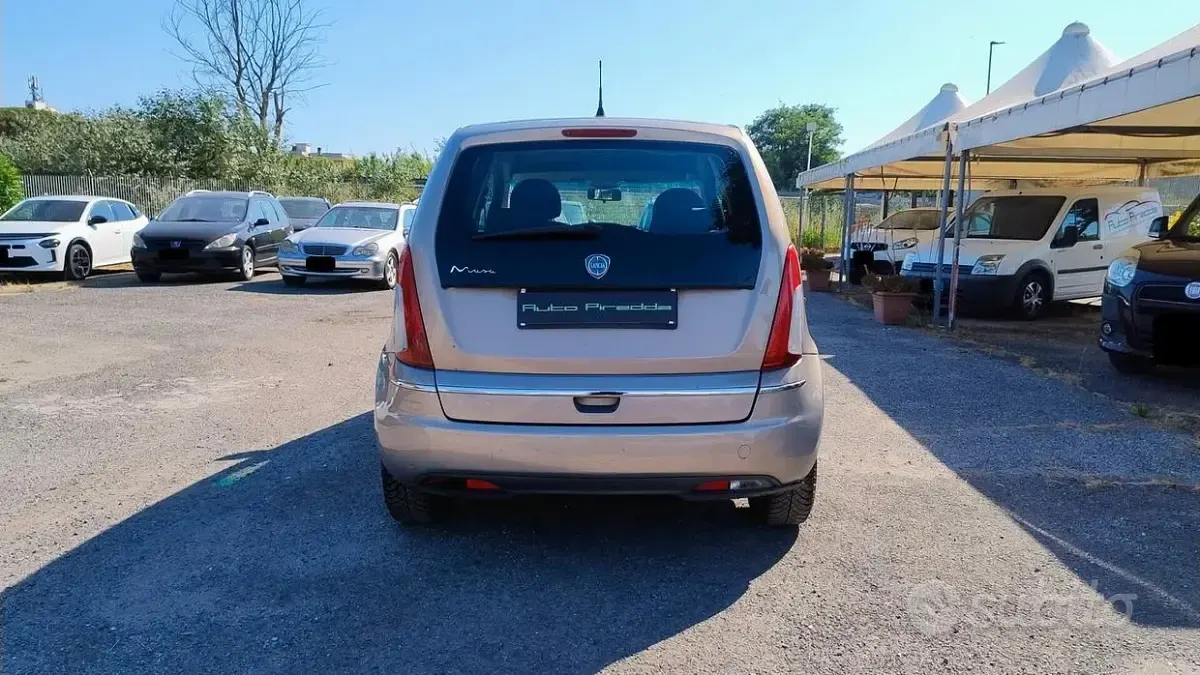 Usata Lancia Musa 95 CV (69 kW) 2008 Beige Monovolume
