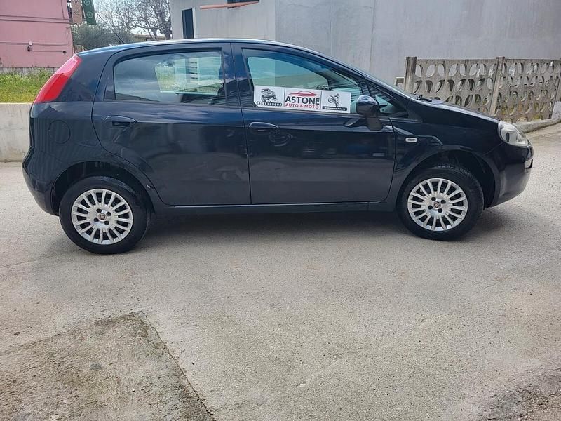 Usata Fiat Punto Lounge 77 CV (56 kW) 2015 Blu Utilitaria