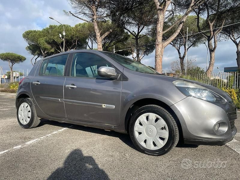 Usata Renault Clio II 75 CV (55 kW) 2010 Grigio Berlina