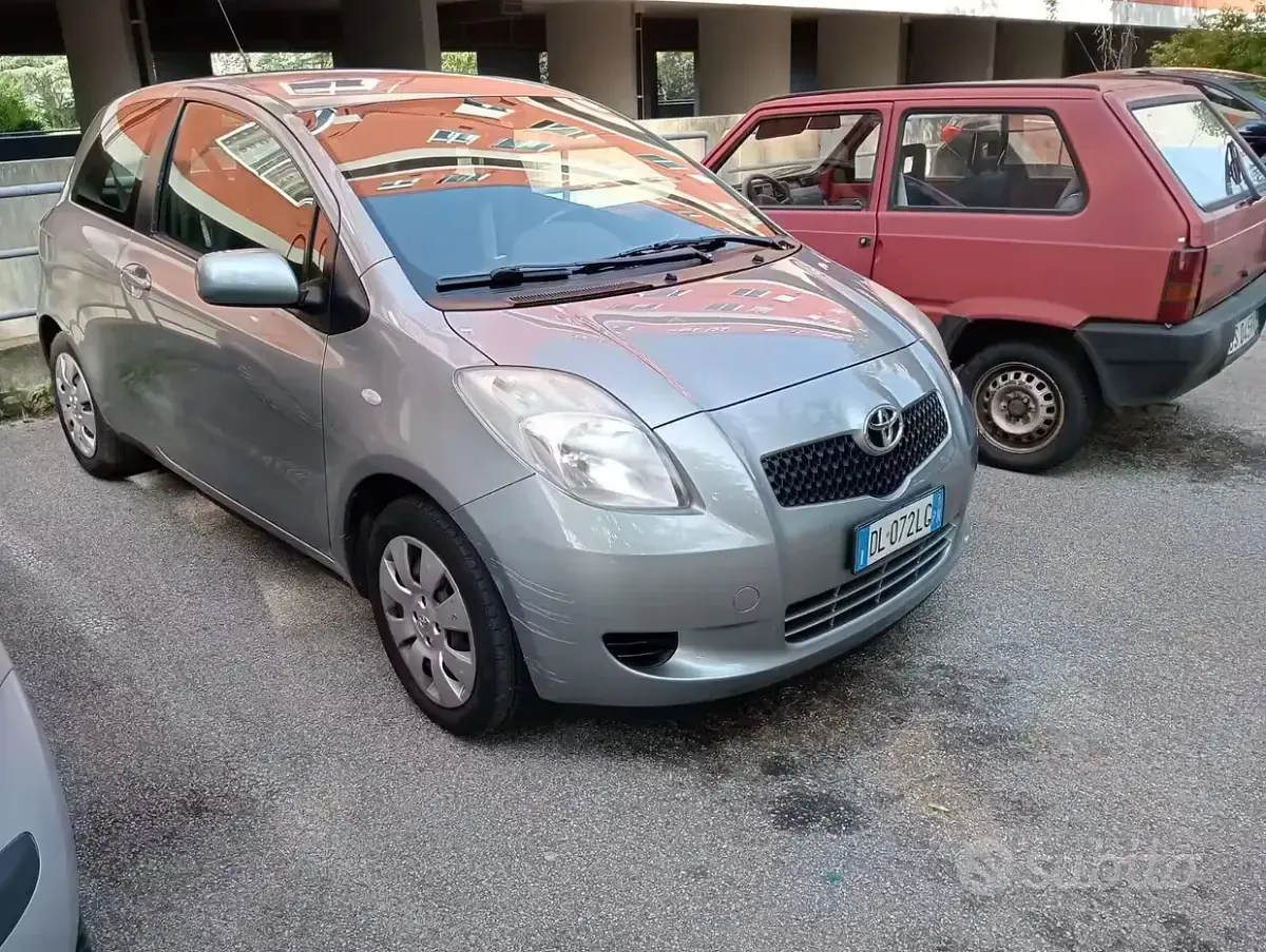 Usata Toyota Yaris Sol 69 CV (50 kW) 2007 Grigio Utilitaria