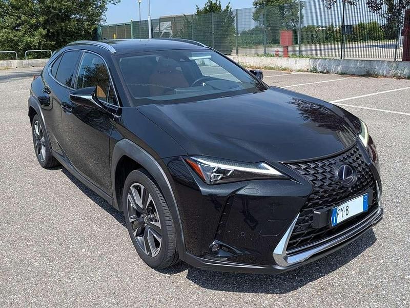 Usata Lexus UX 250h Luxury Line 184 CV (135 kW) 2019 Nero SUV