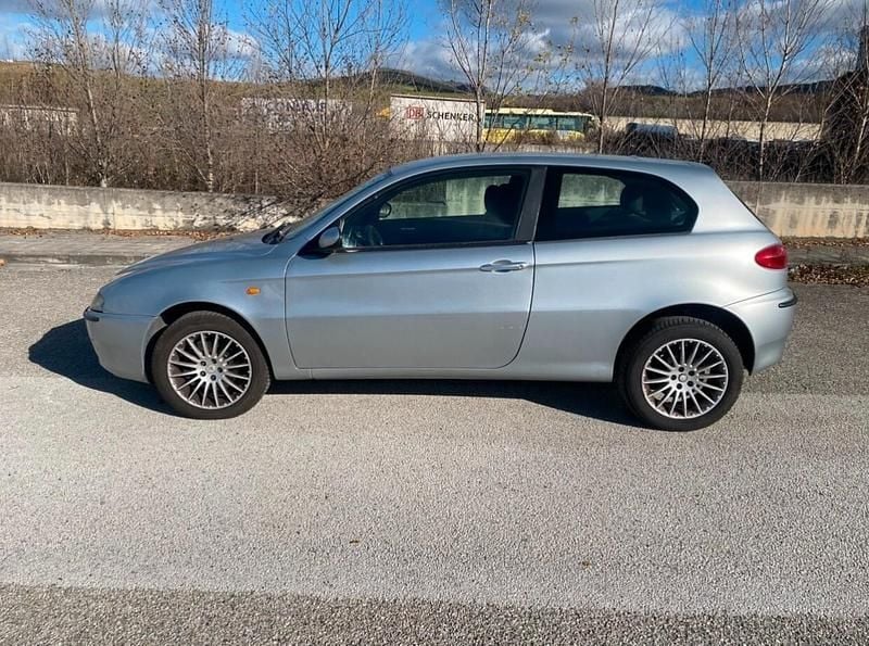 Usata Alfa Romeo 147 Distinctive 115 CV (84 kW) 2004 Argento Utilitaria