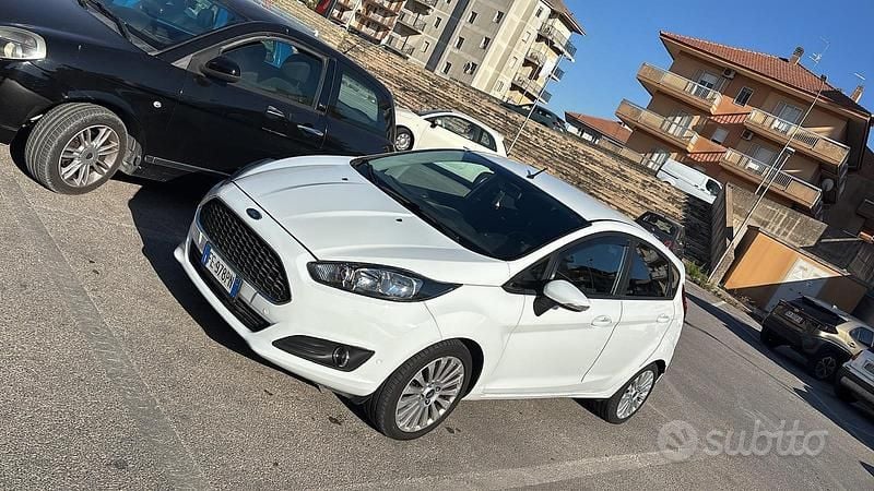 Usata Ford Fiesta 75 CV (55 kW) 2016 Bianco Utilitaria