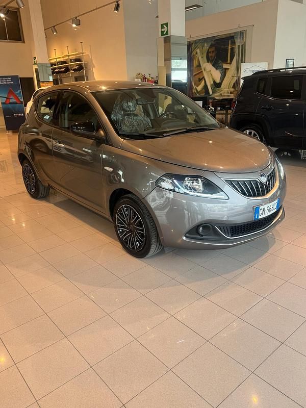 Usado Lancia Ypsilon Gold 69 HP (50 kW) 2023 Cinzento Citadino