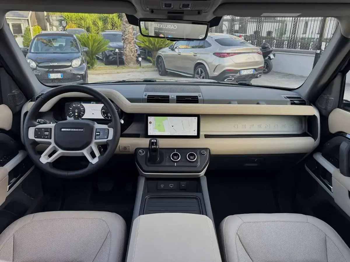 Usata Land Rover Defender HSE Dynamic 249 CV (183 kW) 2022 Santorini black SUV