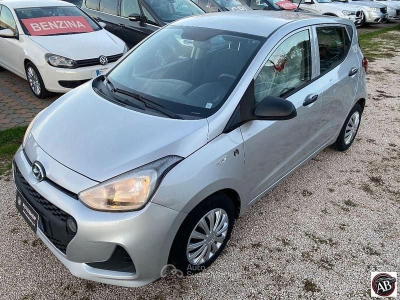 Usata Hyundai i10 Style 66 CV (48 kW) 2017 Gray Utilitaria