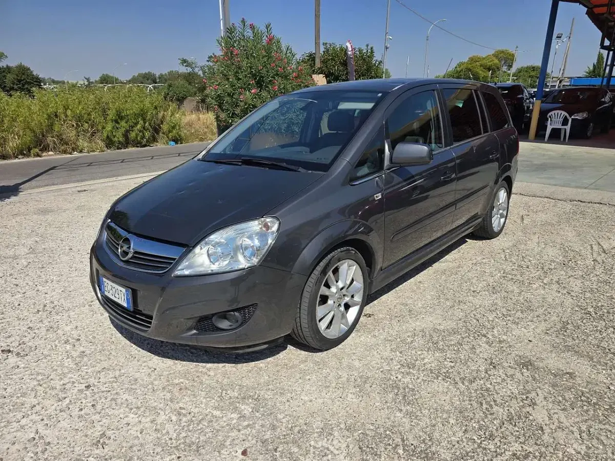 Usata Opel Zafira Cosmo 125 CV (91 kW) 2011 Nero Monovolume