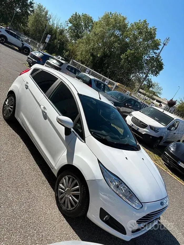 Usata Ford Fiesta 75 CV (55 kW) 2015 Bianco Utilitaria