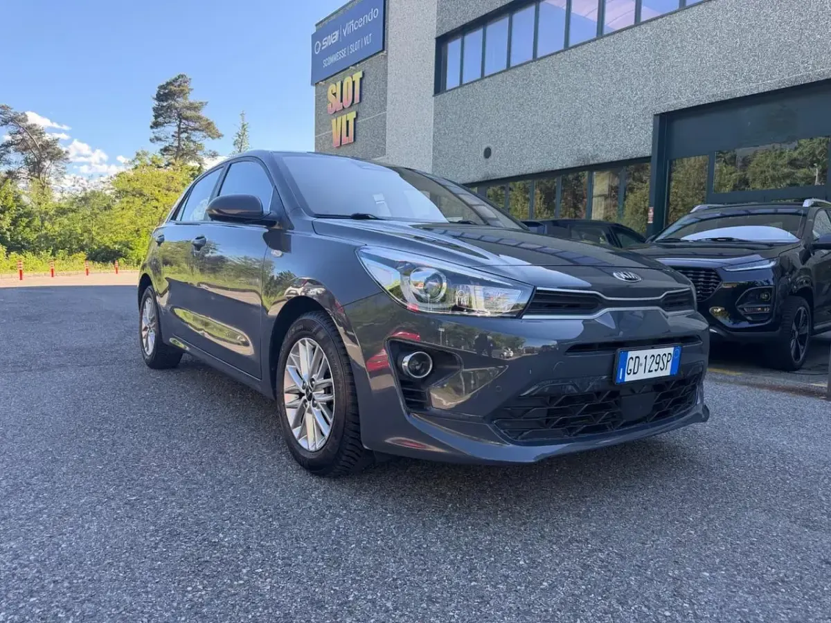 Käytetty Kia Rio GT-Line 100 HP (73 kW) 2021 Harmaa Sedan