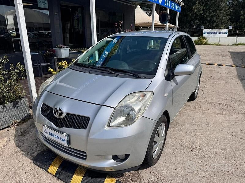 Usata Toyota Yaris 87 CV (63 kW) 2007 Grigio Utilitaria