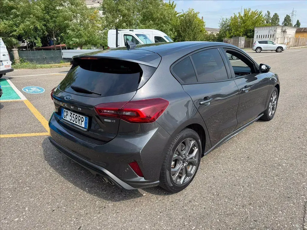 Usata Ford Focus ST-Line 125 CV (91 kW) 2023 Magnetic grey (metallizzato) Berlina