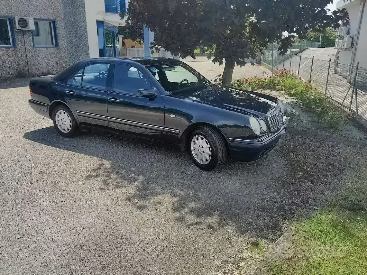 Usata Mercedes E250 Elegance 136 CV (100 kW) 1997 Blu Berlina