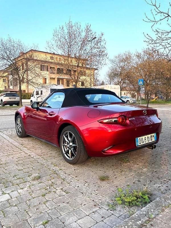 Usata Mazda MX5 Exclusive-Line 132 CV (97 kW) 2023 Rosso Cabrio