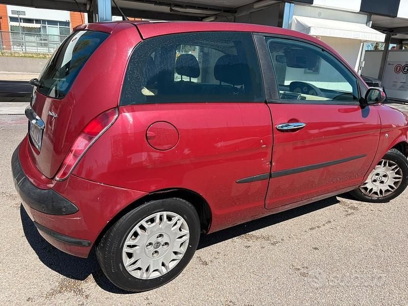 Usata Lancia Ypsilon 70 CV (51 kW) 2003 Rosso Utilitaria