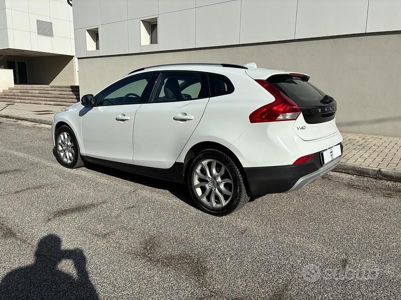 Usata Volvo V40 CC 120 CV (88 kW) 2018 Bianco Station wagon