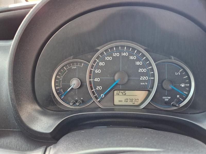 Usata Toyota Yaris Hybrid Lounge 74 CV (54 kW) 2014 Bianco Berlina