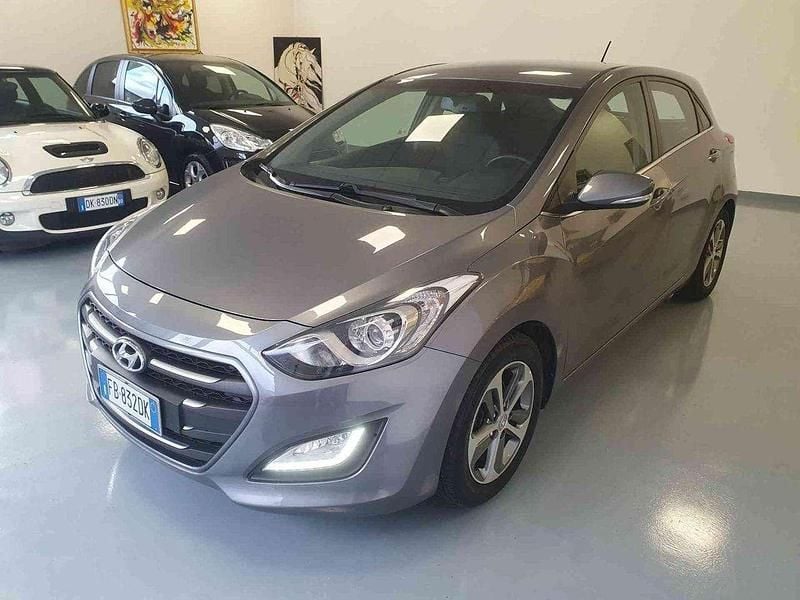 Grigio Usata 2015 Hyundai i30 Tre volumi | 8900 € (Buon prezzo) - Immagine 1/4