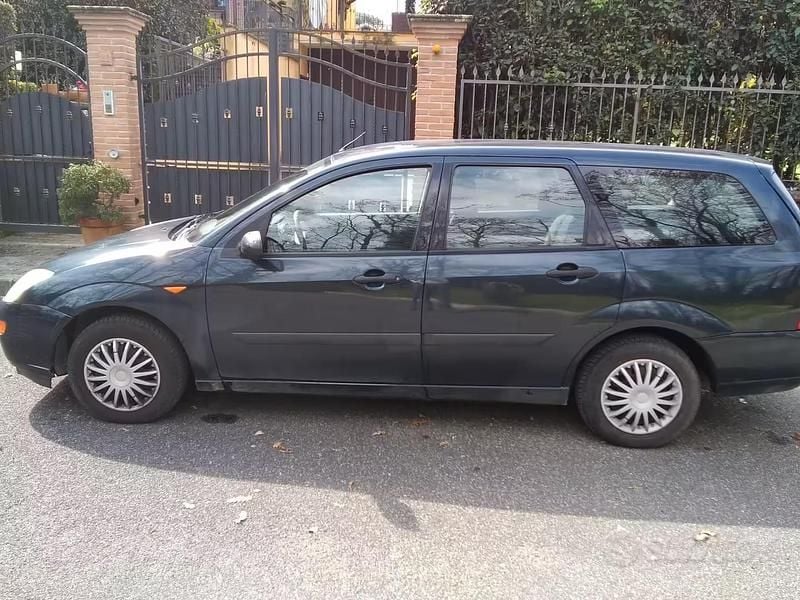 Usata Ford Focus Ambiente 100 CV (73 kW) 2001 Blu Station wagon