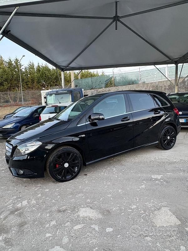 Usata Mercedes B180 Executive 109 CV (80 kW) 2012 Nero Utilitaria