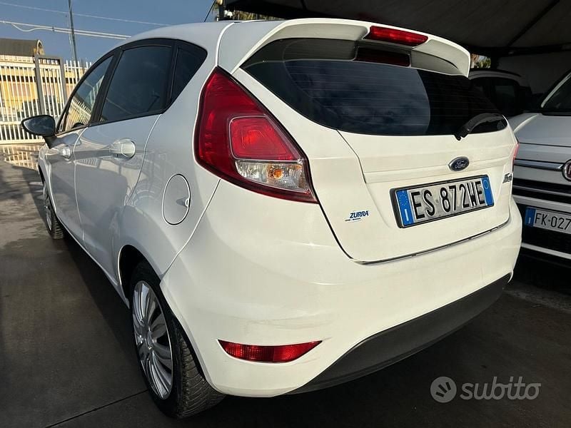 Usata Ford Fiesta 75 CV (55 kW) 2013 Bianco Berlina