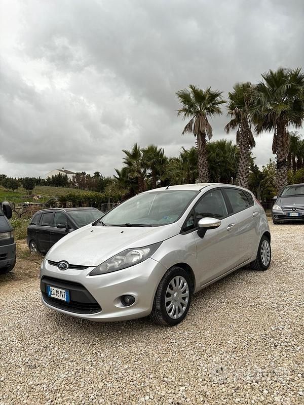 Usata Ford Fiesta 70 CV (51 kW) 2011 Grigio Utilitaria