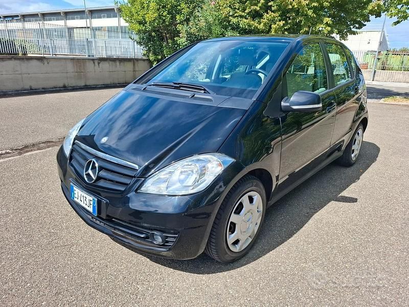 Nero Usata 2011 Mercedes A180 Avantgarde Tre volumi | 4500 € (Buon prezzo) - Immagine 1/4