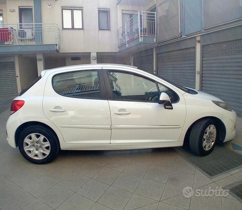 Usata Peugeot 207 73 CV (53 kW) 2012 Bianco Utilitaria
