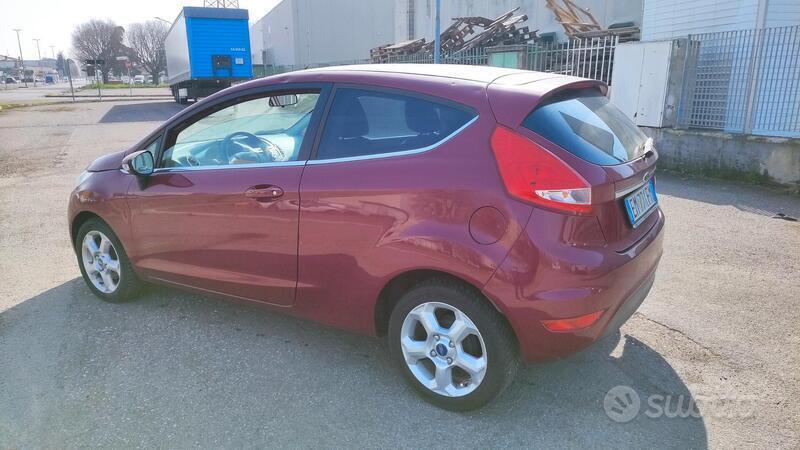 Usato 2012 Ford Fiesta 1.2 Benzin 82 CV (2.990 €)