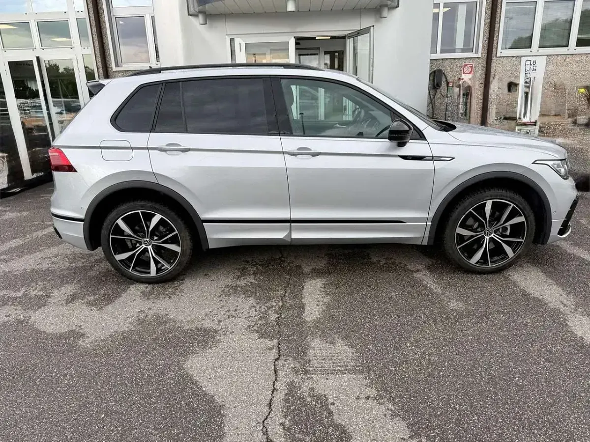 Usata VW Tiguan R-line 200 CV (147 kW) 2024 Argento SUV