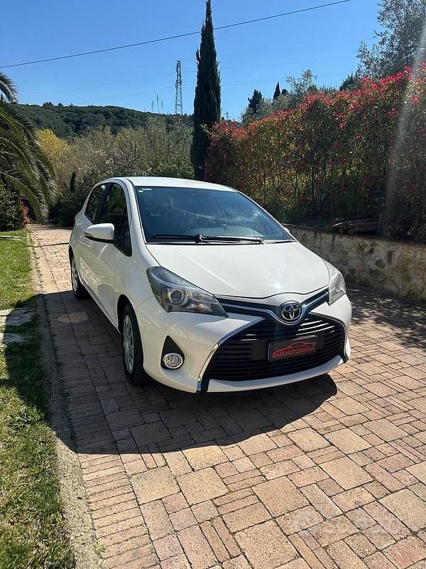 Usata Toyota Yaris Active 69 CV (50 kW) 2016 Bianco Berlina