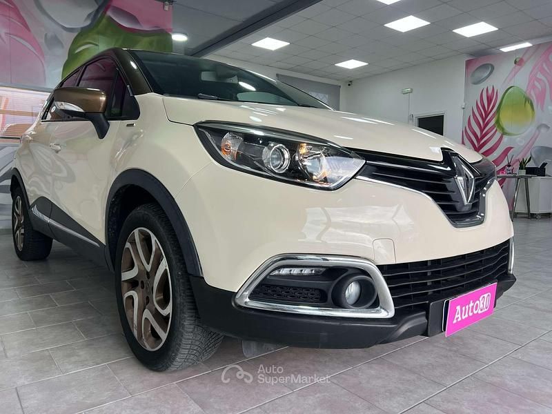 Usado Renault Captur Iconic 110 CV (80 kW) 2016 Beige SUV