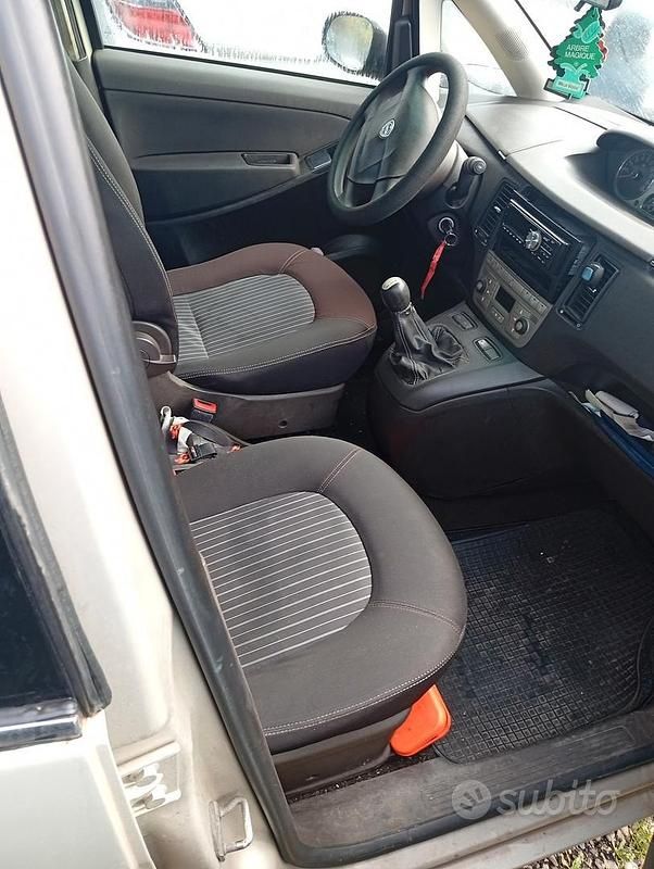 Usata Lancia Musa 90 CV (66 kW) 2011 Grigio Monovolume