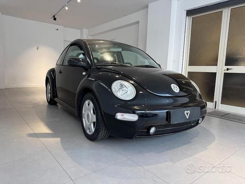 Begagnad VW New Beetle 102 HK (75 kW) 2000 Svart Halvkombi
