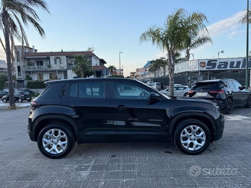 Käytetty Jeep Avenger Longitude 101 HP (74 kW) 2024 Musta Katumaasturi