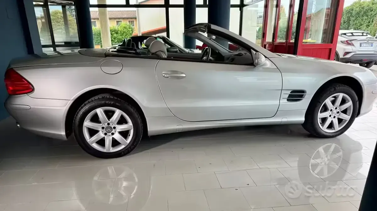 Usata Mercedes SL500 306 CV (225 kW) 2002 Grigio Cabrio