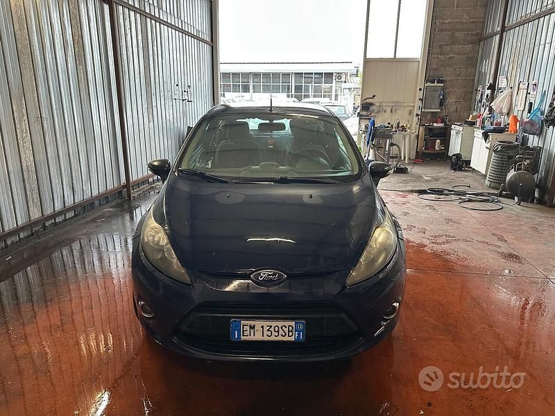 Usata Ford Fiesta 97 CV (71 kW) 2013 Blu Berlina