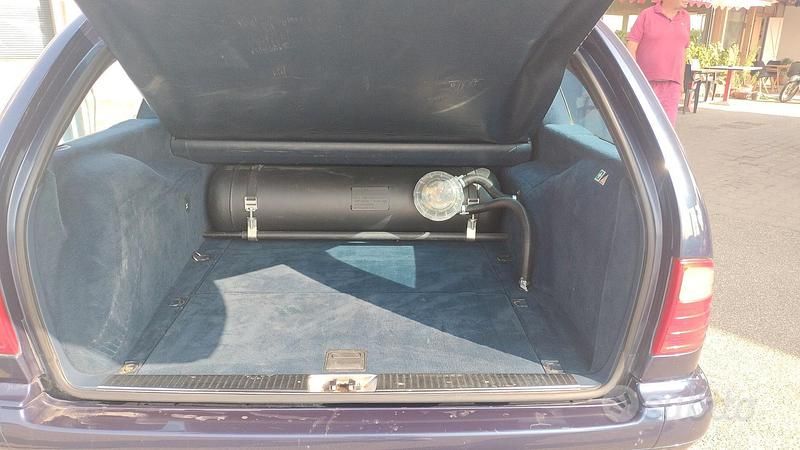 Usata Mercedes E200 Avantgarde 136 CV (100 kW) 1996 Blu Station wagon