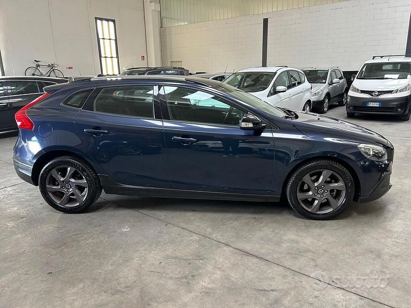 Usata Volvo V40 CC Momentum 114 CV (83 kW) 2014 Blu Station wagon