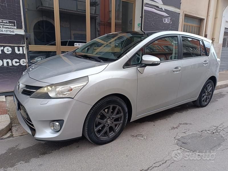 Usata Toyota Verso Style 111 CV (81 kW) 2015 Grigio Monovolume