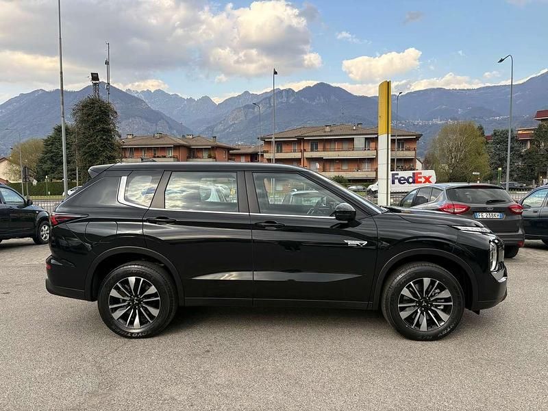 Nuova Mitsubishi Outlander P-HEV Inform 136 CV (100 kW) 2026 Nero SUV