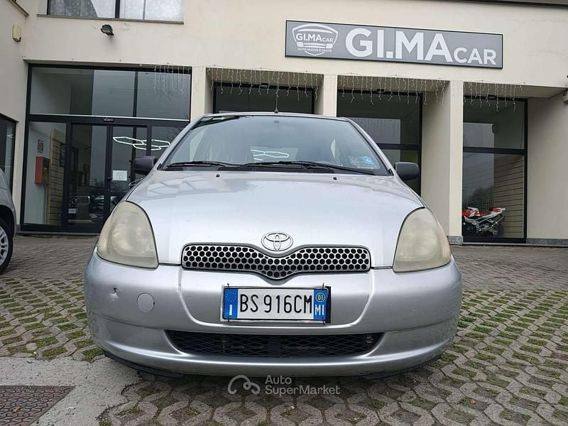 Usata Toyota Yaris Sol 68 CV (50 kW) 2001 Argento Berlina
