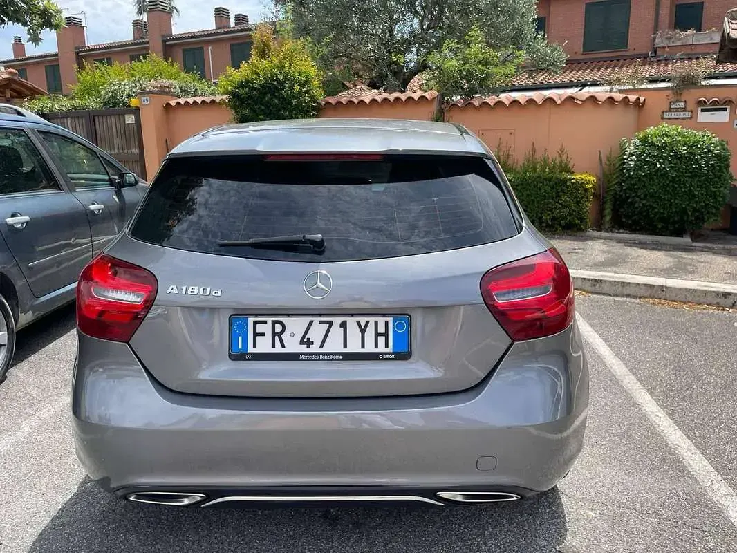 Usata Mercedes A180 Business 109 CV (80 kW) 2018 Grigio Berlina