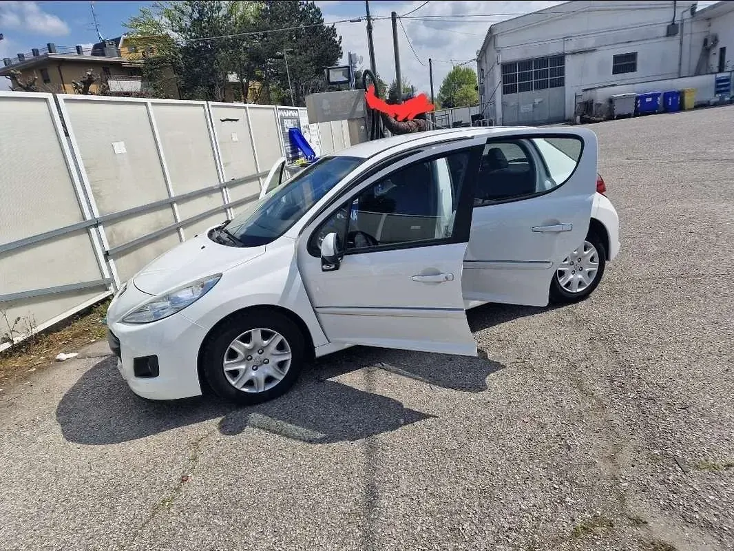 Usata Peugeot 207 73 CV (53 kW) 2013 Berlina