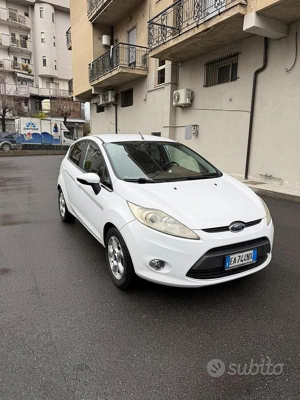 Usata Ford Fiesta Titanium 68 CV (50 kW) 2010 Bianco Utilitaria